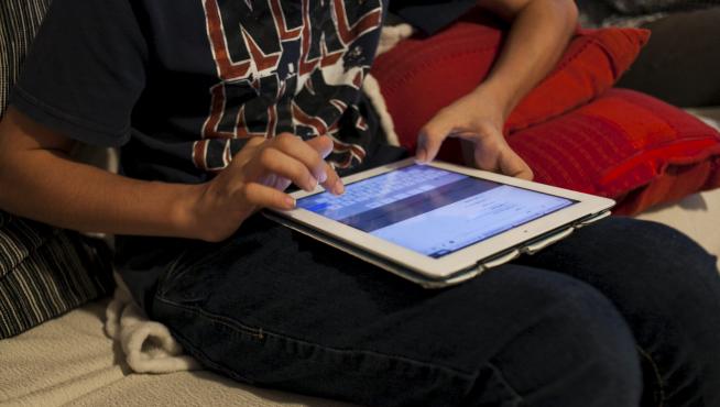 Imagen de archivo de un niño utilizando una 'tablet'.