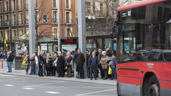 Un grupo de usuarios espera la llegada de un autobús.