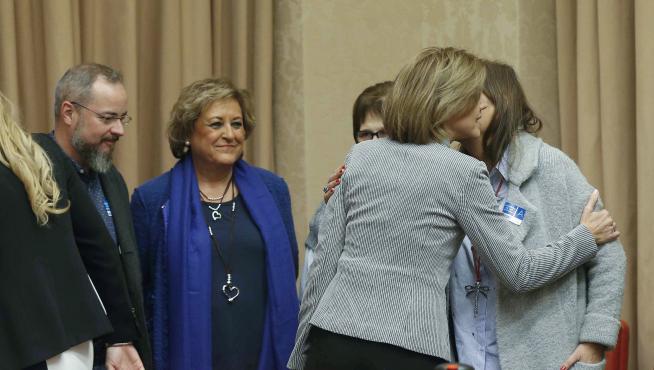 La ministra de Defensa, María Dolores de Cospedal, saluda a los familaires de las víctimas.