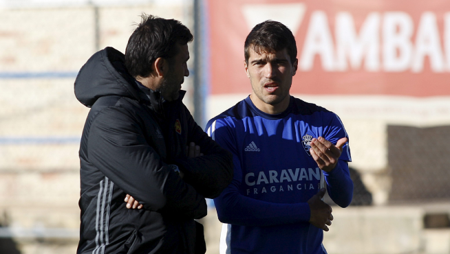 Agné, sonriente, charla con Zapater en el campo de entrenamientos de la Ciudad Deportiva.