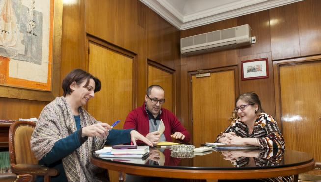 Leticia Crespo (CHA), Alberto Cubero (ZEC) y Marta Aparicio (PSOE), en la reunión de este miércoles para negociar la plantilla.