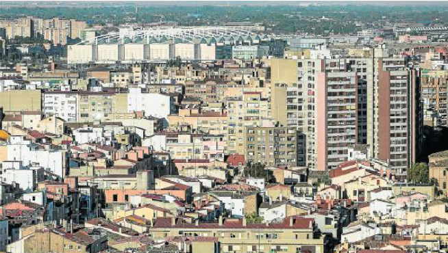 Vista de una zona residencial de Zaragoza, con la estación de Delicias al fondo.