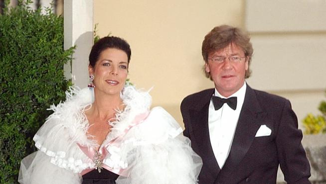 La princesa Carolina de Mónaco y su esposo, Ernesto de Hannover, a su llegada a la cena de gala que, con motivo del enlace matrimonial del Príncipe de Asturias y su prometida Letizia Ortíz, ofrecieron los Reyes de España en el Palacio de El Pardo (20004).