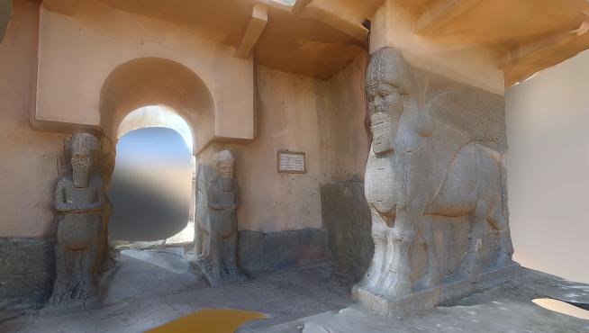 Nimrud fue una de las capitales de Asiria, junto con Assur, Nínive y Dur Sharrukin. Situada junto al río Tigris, unos 30 km al sudeste de Mosul, sus restos fueron dinamitados por el Dáesh a principios del 2015