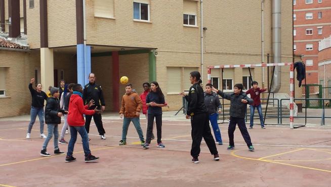 Deportistas del Hispanos del Carmen y alumnos del colegio Cándido Domingo juegan a balonmano.