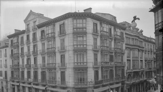 Esquina de la calle Alfonso I con el Coso de Zaragoza, en los años 30 del siglo XX, en la que se ve el Café Moderno.