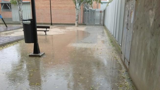 Uno de los accesos al Centro Cívico de La Almozara en un día de lluvia