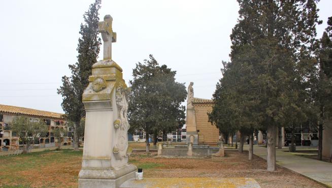 Antiguas sepulturas en el cementerio de Monzalbarba