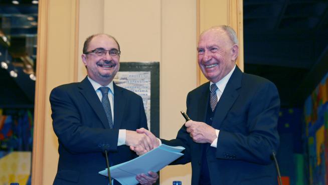 El presidente del Gobierno de Aragón, Javier Lambán, y el de BonÁrea, Jaume Alsina, firman el convenio.
