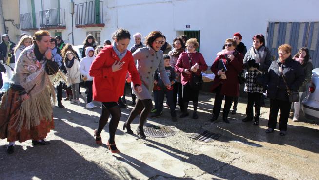 En Grañén, la alcaldesa ha dado la salida de cada carrera de rosca.