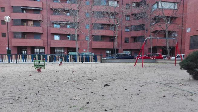 Excrementos de perro en la zona de columpios de la plaza Tauste
