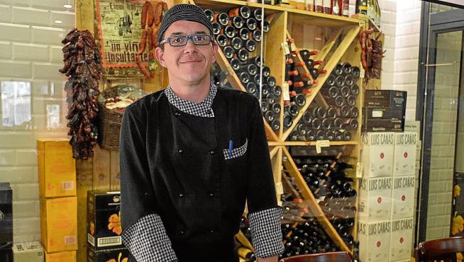 El cocinero Luis Miguel Sanz, líder del equipo que trabaja en la Taberna 1941.