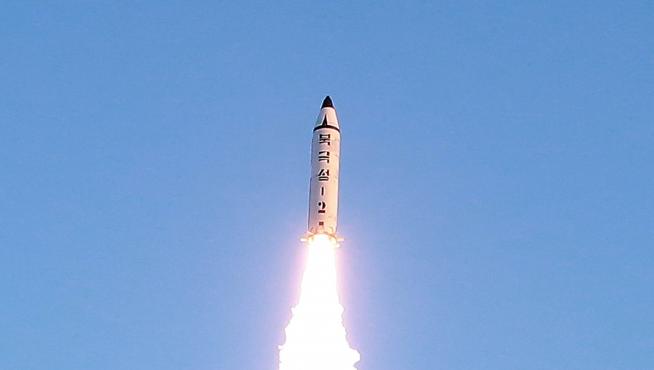 Un misil balístico de medio alcance lanzado por Corea del Norte.