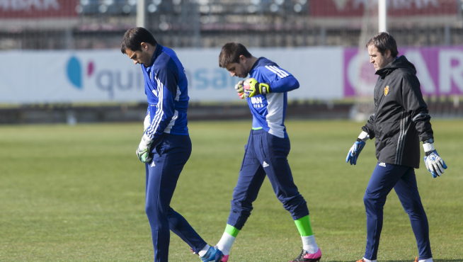 Saja, seguido de Irureta y de Mikel Insausti, el preparador de porteros del Real Zaragoza, en el entrenamiento de este sábado.