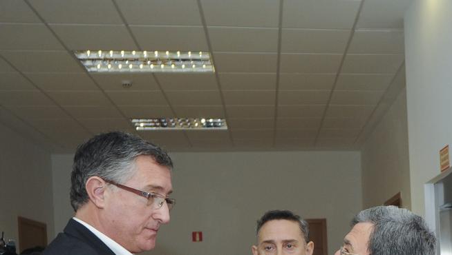 Manuel Blasco a la izquierda y Miguel Ferrer a la derecha, junto a un abogado, ayer en el juzgado.