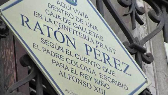 La placa que recuerda en Madrid el lugar donde 'vivía' el ratoncito Pérez.