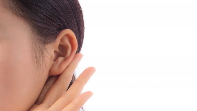 La pérdida de audición relacionada con la edad es la tercera condición crónica más común en los adultos mayores.