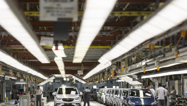 Imagen de 2016 de la fábrica de GM en Figueruelas, con operarios en la nave de acabado final.