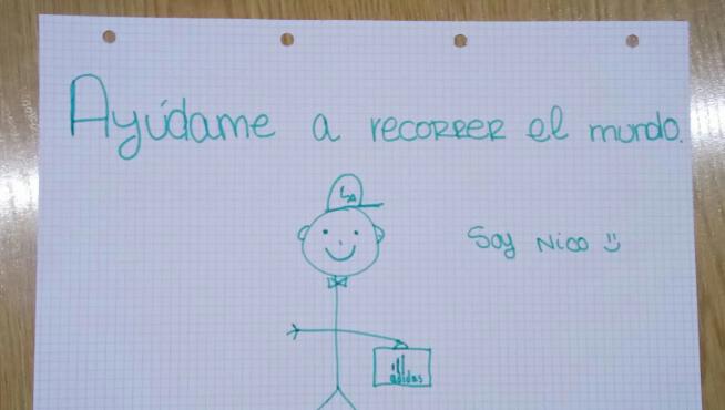 Dibujo infantil de un niño con una cartera y una visera sobre el que se lee: "Ayúdame a recorrer el mundo. Soy Nico".