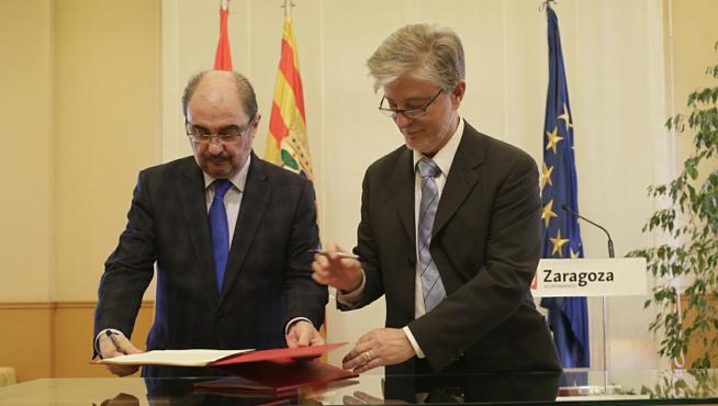 El presidente de Aragón, Javier Lambán, y el alcalde de Zaragoza, Pedro Santisteve, en la firma de la ley de capitalidad.