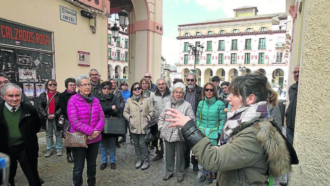 Vecinos de Zaragoza que participaron en la visita guiada por Huesca ayer a las 11.00.