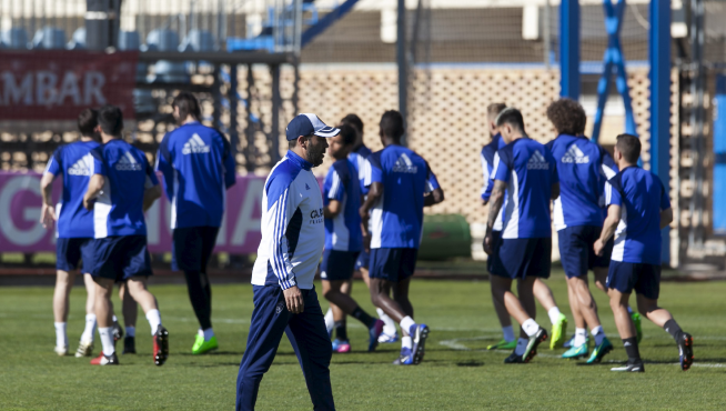 Raúl Agné, en primer término, con la plantilla al fondo. Imagen del último ensayo del equipo, el viernes al mediodía, en la Ciudad Deportiva.