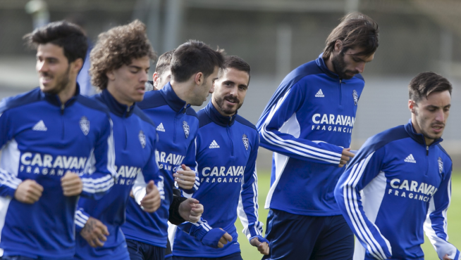 Samaras, sobresaliente por su estatura, se ejercita junto al resto de compañeros en el entrenamiento de la Ciudad Deportiva.
