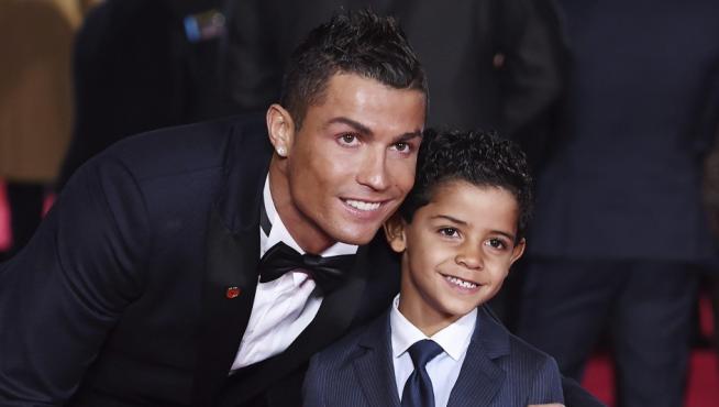 Cristiano Ronaldo con su hijo.