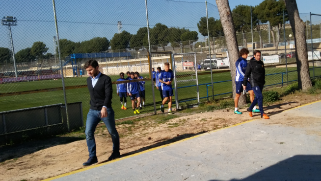 Lalo, en primer término, se separa del grupo de futbolistas y técnicos tras charlar con ellos antes del entrenamiento de este jueves en la Ciudad Deportiva.
