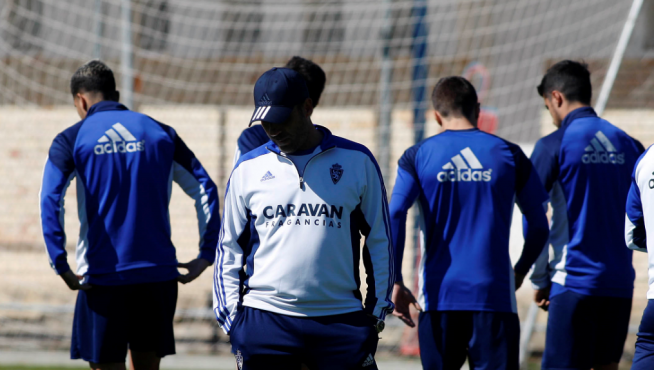 Raúl Agné, cabizbajo, rodeado del equipo, también con las cabezas gachas, al inicio del entrenamiento de este domingo.