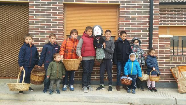 Los más pequeños posan con la muñeca elaborada.