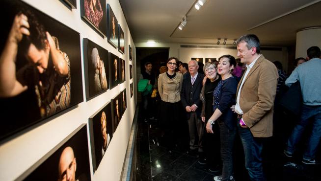 Noemí Elia, José María Casado, Lourdes Díaz, Pilo Gallizo y Fernando Rivarés, contemplando los retratos de la exposición.