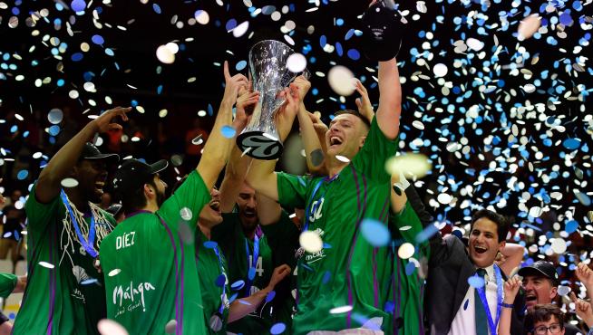Los jugadores de Unicaja celebran su victoria.