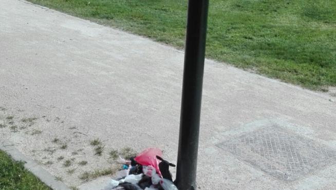 Los vecinos de La Jota dejan las bolsas con excrementos de los perrons donde se ubicaban las papeleras retiradas