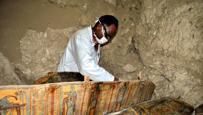 Descubren en Luxor una tumba "intacta" de un alcalde faraónico con 8 momias.