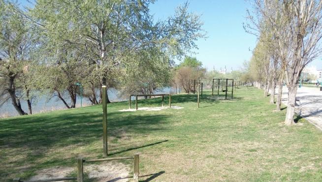 Aparatos para hacer ejercicio en el paseo de la Ribera del Ebro.