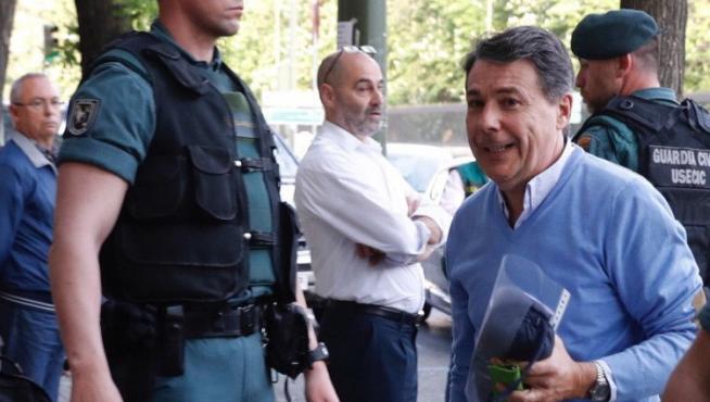 Ignacio González acude a su despacho acompañado por la Guardia Civil