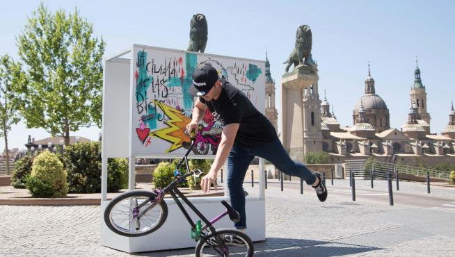 Comienza a instalarse la exposición 'el pelotón de las bicis' en Zaragoza.