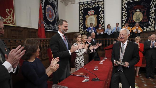 El escritor Eduardo Mendoza ha recibido el Premio Cervantes de manos de Felipe VI.