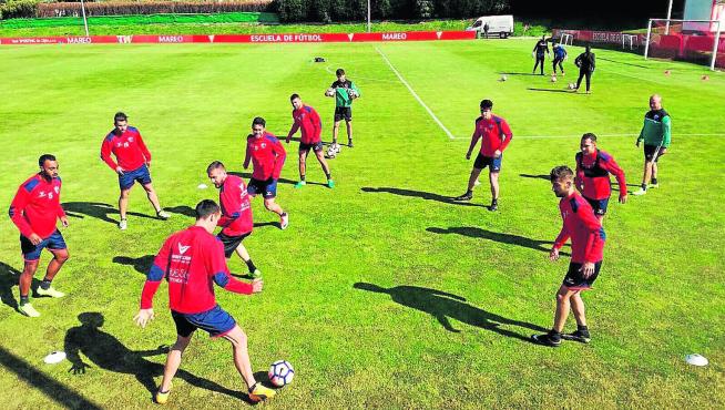 El equipo azulgrana se entrenó ayer por la tarde en la ciudad deportiva de Mareo, del Sporting de Gijón.