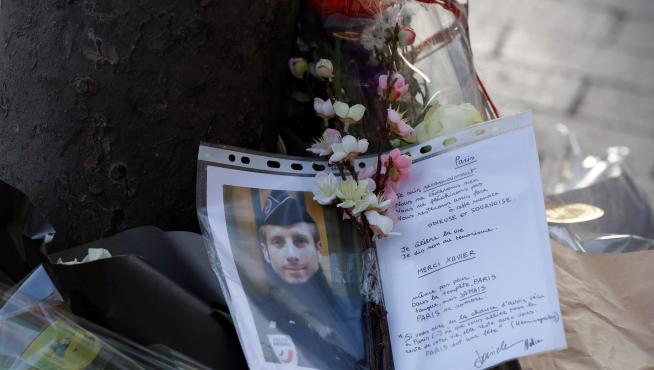 Una imagen y una carta en el lugar donde falleció el policía que fue disparado.