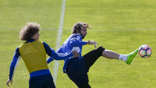 Samaras intenta controlar un balón presionado por Feltscher en un ensayo.