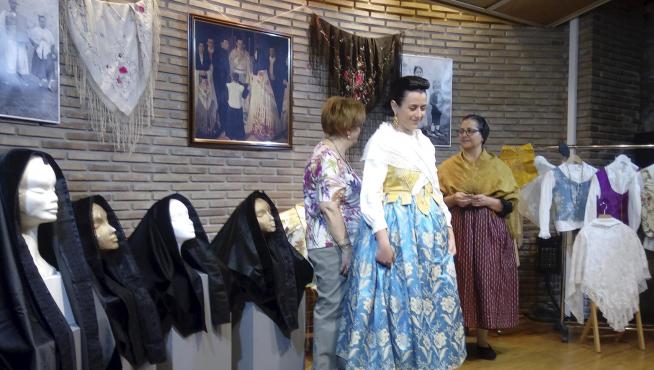 Un taller celebrado daba consejos de cómo vestir el traje tradicional.