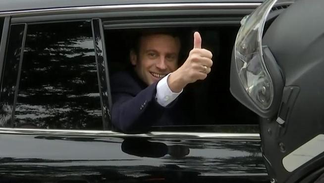 Macron, desde su coche, este domingo.