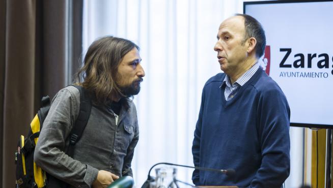 El concejal de Vivienda, Pablo Híjar, conversa con el portavoz de CHA, Carmelo Asensio.