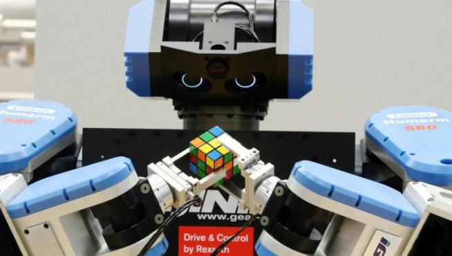 Un robot resolviendo el cubo de Rubik