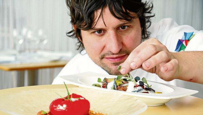 El chef Alberto Molinero, ayer en el restaurante Celebris, con dos de sus platos.