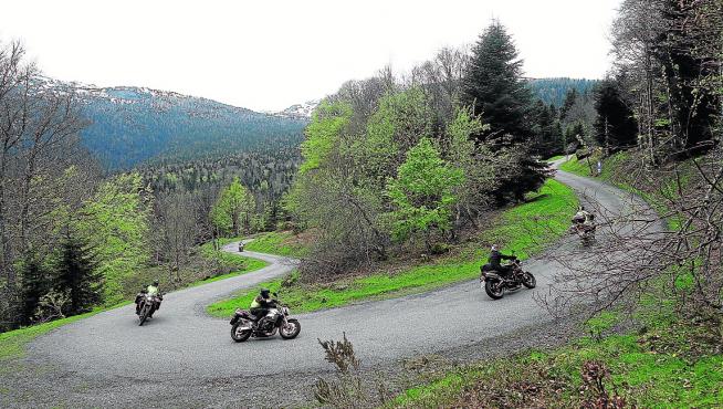 La ruta atraviesa carreteras estrechas de alta montaña de ambos lados del Pirineo.