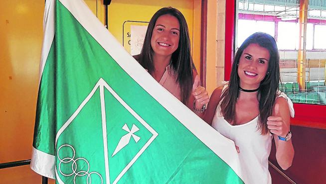 Paola Ferrari y Gaby Ocete posan con la bandera del Stadium Casablanca, ayer.