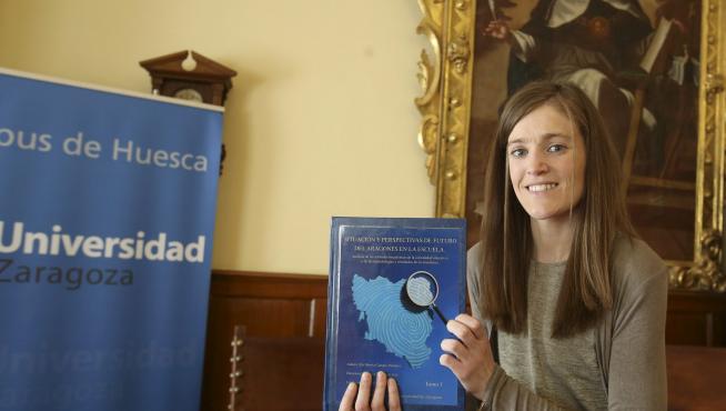 Iris Orosia Campos presentando su tesis doctoral sobre la Fabla Aragonesa.